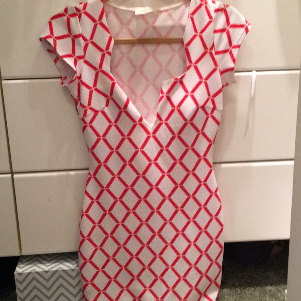 Sarah La little red and white dress